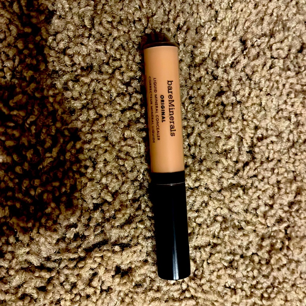 BareMinerals concealer in the shade medium 3C